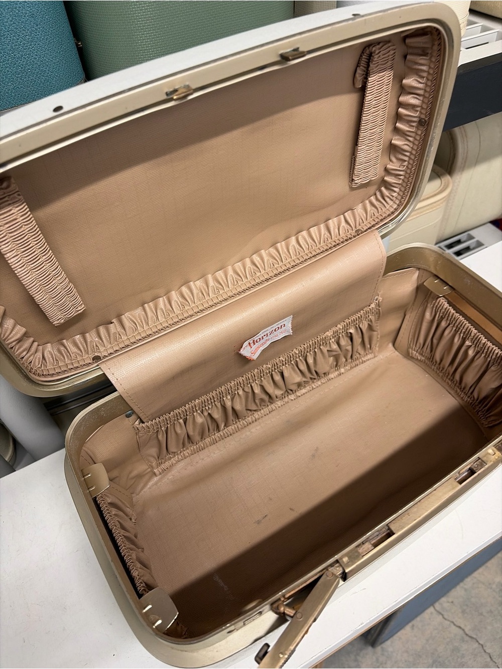 Samsonite Horizon White Vintage Traincase  Makeup Case Vanity with Gold Trim - Picture 6 of 10